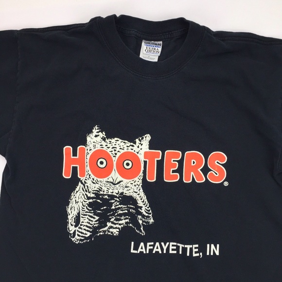 HOOTERS Black T-shirt Delightfully Tacky - Picture 1 of 8